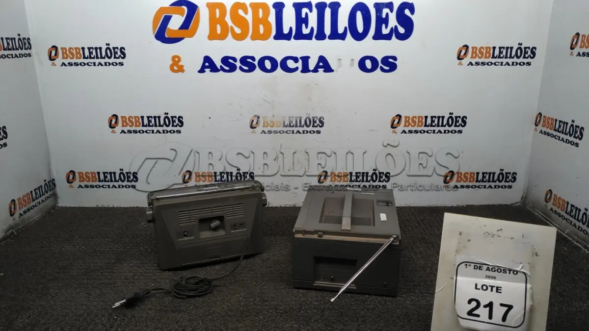 LOTE 217 - 01 MINI TV/RÁDIO E 01 RÁDIO ANTIGO. (NO ESTADO) ATENÇÃO! FAZER A VISITAÇÃO ANTES DE ARREMATAR, NÃO SABEMOS SE FUNCIONA, LEILÃO NÃO TEM GARANTIA E NEM DEVOLUÇÃO, SUJEITO A POSSÍVEIS AVARIAS VISÍVEIS/OCULTAS E/OU AUSÊNCIA DE COMPONENTES.