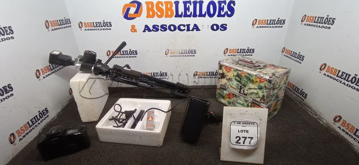 LOTE 277 - 01 REFLETOR MARCA FLECTALUX, 01 CAIXA COM DIVISÓRIAS, 02 CÂMERAS E 01 TRIPÉ. (NO ESTADO) ATENÇÃO! FAZER A VISITAÇÃO ANTES DE ARREMATAR, NÃO SABEMOS SE FUNCIONA, LEILÃO NÃO TEM GARANTIA E NEM DEVOLUÇÃO, SUJEITO A POSSÍVEIS AVARIAS VISÍVEIS/OCULTAS E/OU AUSÊNCIA DE COMPONENTES.