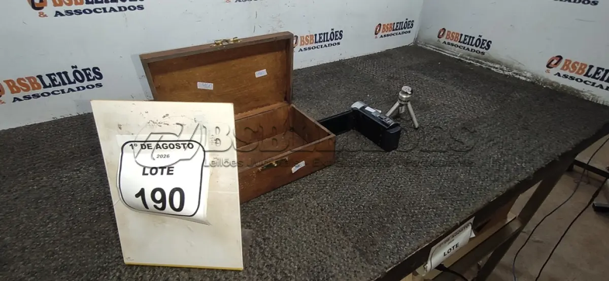 LOTE 190 - 01 FILMADORA MODELO HANDYCAM MARCA SONY COM TRIPÉ E 01 CAIXA DE MADEIRA. (NO ESTADO) ATENÇÃO! FAZER A VISITAÇÃO ANTES DE ARREMATAR, NÃO SABEMOS SE FUNCIONA, LEILÃO NÃO TEM GARANTIA E NEM DEVOLUÇÃO, SUJEITO A POSSÍVEIS AVARIAS VISÍVEIS/OCULTAS E/OU AUSÊNCIA DE COMPONENTES.