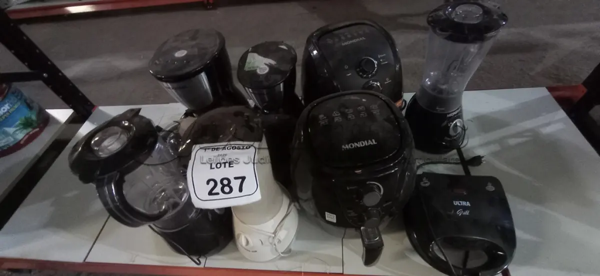 LOTE 287 - 02 AIR FRYERS, 01 CHALEIRA, 02 CAFETEIRAS, 01 ESPREMEDOR, 03 LIQUIDIFICADORES E 01 TORRADEIRA DE MARCAS E MODELOS DIVERSOS. (NO ESTADO) ATENÇÃO! FAZER A VISITAÇÃO ANTES DE ARREMATAR, NÃO SABEMOS SE FUNCIONA, LEILÃO NÃO TEM GARANTIA E NEM DEVOLUÇÃO, SUJEITO A POSSÍVEIS AVARIAS VISÍVEIS/OCULTAS E/OU AUSÊNCIA DE COMPONENTES.