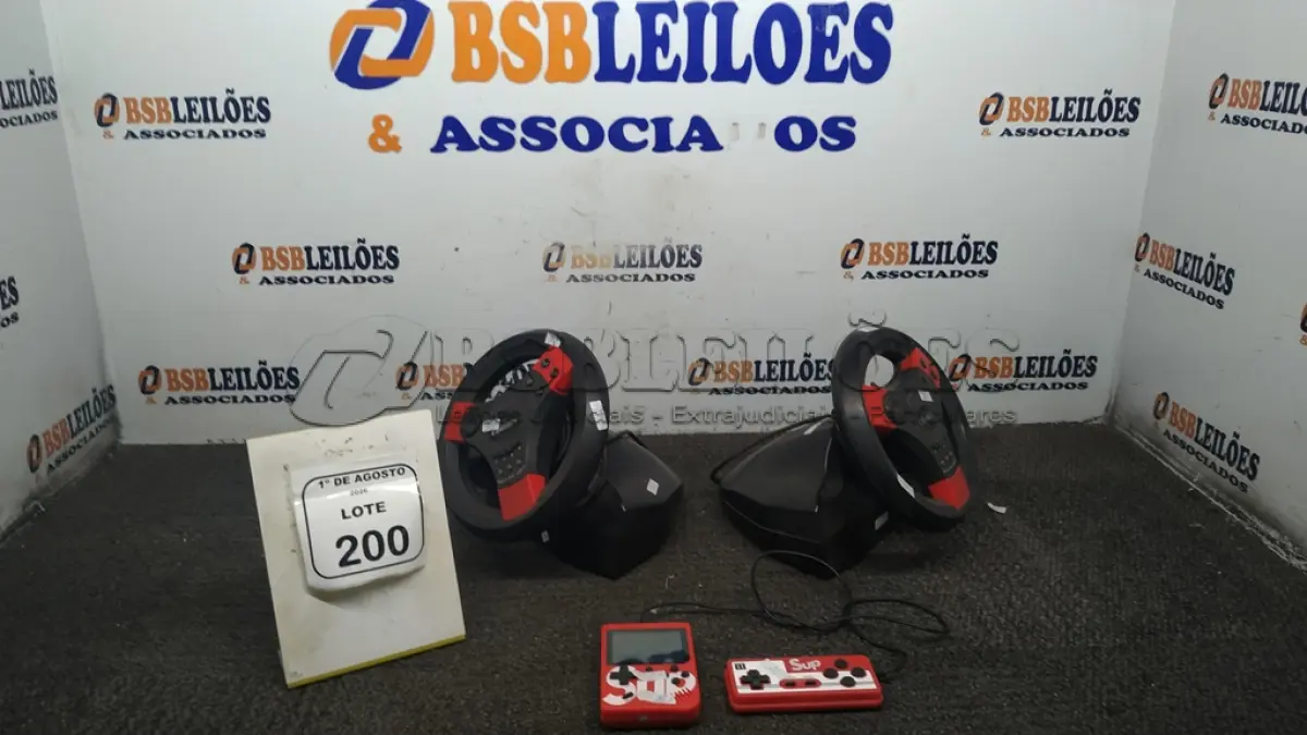 LOTE 200 - 01 VÍDEO GAME PORTÁTIL E 02 VOLANTES PARA VÍDEO GAME. (NO ESTADO) ATENÇÃO! FAZER A VISITAÇÃO ANTES DE ARREMATAR, NÃO SABEMOS SE FUNCIONA, LEILÃO NÃO TEM GARANTIA E NEM DEVOLUÇÃO, SUJEITO A POSSÍVEIS AVARIAS VISÍVEIS/OCULTAS E/OU AUSÊNCIA DE COMPONENTES.