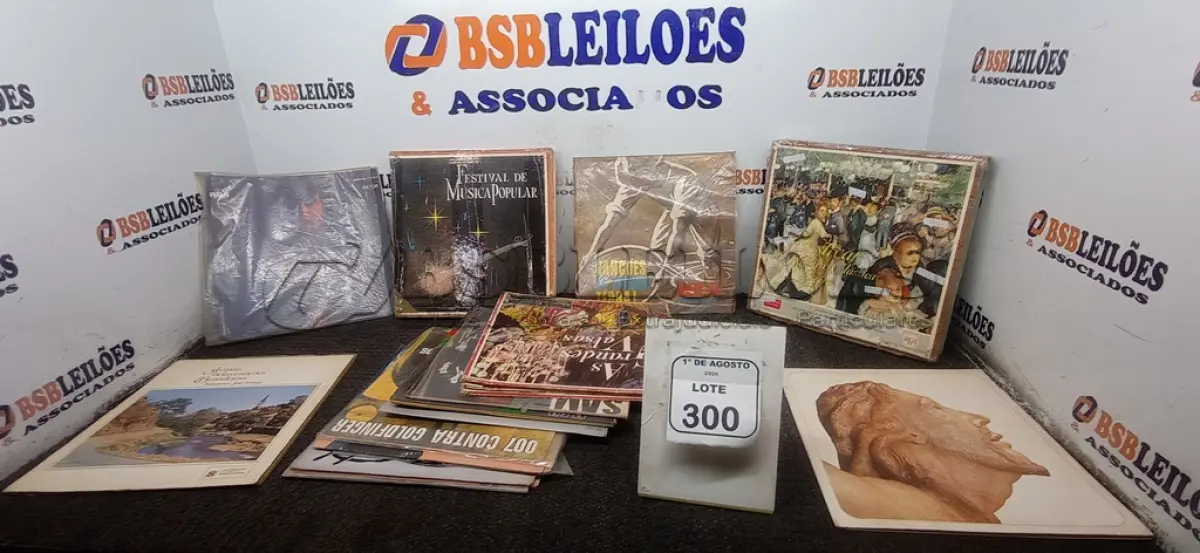 LOTE 300 - 01 LOTE COM GRANDE QUANTIDADE DE DISCOS VINIL. (NO ESTADO) ATENÇÃO! FAZER A VISITAÇÃO ANTES DE ARREMATAR, NÃO SABEMOS SE FUNCIONA, LEILÃO NÃO TEM GARANTIA E NEM DEVOLUÇÃO, SUJEITO A POSSÍVEIS AVARIAS VISÍVEIS/OCULTAS E/OU AUSÊNCIA DE COMPONENTES.