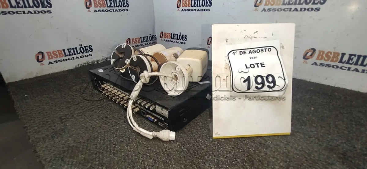 LOTE 199 - 01 APARELHO DVR E 03 CÂMERAS DE SEGURANÇA DE MARCA E MODELOS DIVERSOS. (NO ESTADO) ATENÇÃO! FAZER A VISITAÇÃO ANTES DE ARREMATAR, NÃO SABEMOS SE FUNCIONA, LEILÃO NÃO TEM GARANTIA E NEM DEVOLUÇÃO, SUJEITO A POSSÍVEIS AVARIAS VISÍVEIS/OCULTAS E/OU AUSÊNCIA DE COMPONENTES.