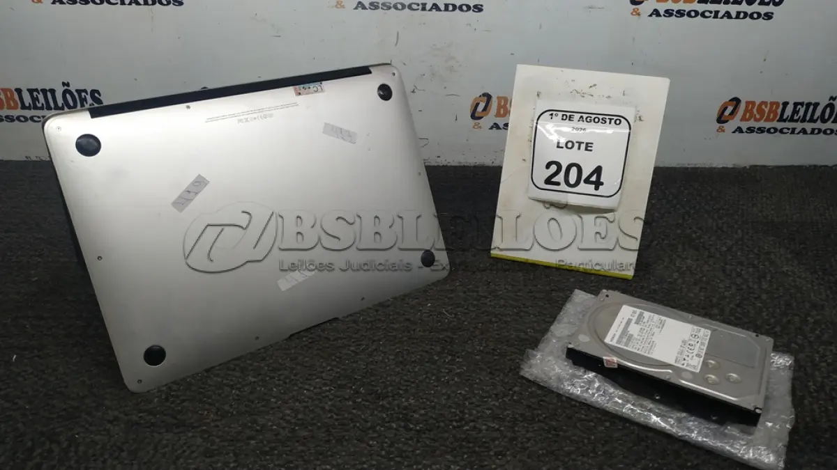 LOTE 204 - 01 MACBOOK APPLE. (NO ESTADO) ATENÇÃO! FAZER A VISITAÇÃO ANTES DE ARREMATAR, NÃO SABEMOS SE FUNCIONA, LEILÃO NÃO TEM GARANTIA E NEM DEVOLUÇÃO, SUJEITO A POSSÍVEIS AVARIAS VISÍVEIS/OCULTAS E/OU AUSÊNCIA DE COMPONENTES.