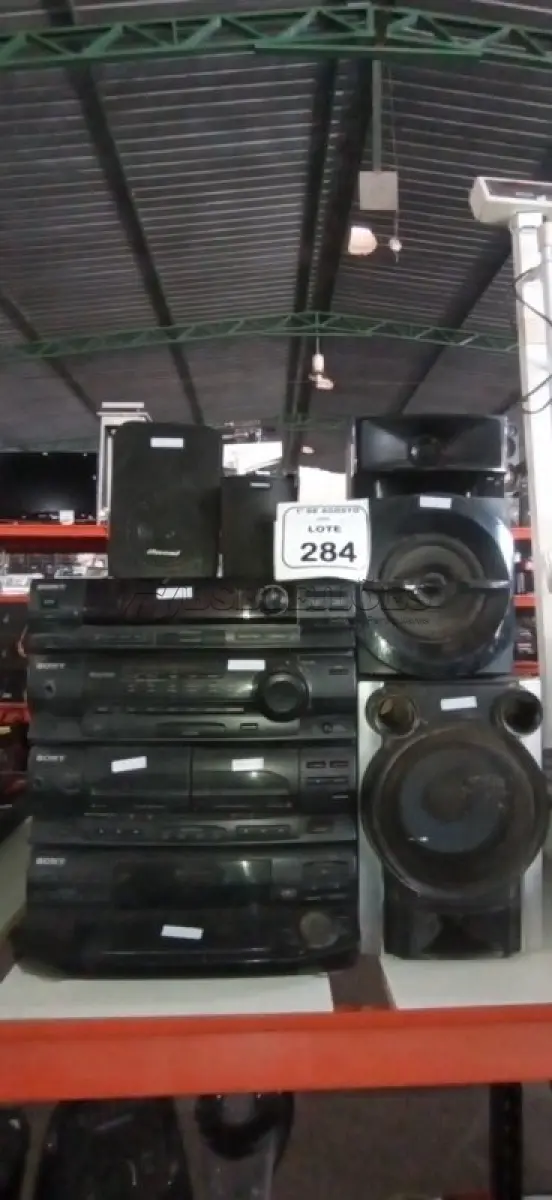 LOTE 284 - 01 APARELHO DE SOM MODELO LBT-N555AV MARCA SONY E 06 CAIXAS DE SOM DE MARCAS E MODELOS DIVERSOS. (NO ESTADO) ATENÇÃO! FAZER A VISITAÇÃO ANTES DE ARREMATAR, NÃO SABEMOS SE FUNCIONA, LEILÃO NÃO TEM GARANTIA E NEM DEVOLUÇÃO, SUJEITO A POSSÍVEIS AVARIAS VISÍVEIS/OCULTAS E/OU AUSÊNCIA DE COMPONENTES.