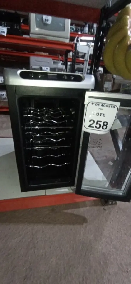 LOTE 258 - 01 ADEGA 220V MARCA DYNASTY. (NO ESTADO) ATENÇÃO! FAZER A VISITAÇÃO ANTES DE ARREMATAR, NÃO SABEMOS SE FUNCIONA, LEILÃO NÃO TEM GARANTIA E NEM DEVOLUÇÃO, SUJEITO A POSSÍVEIS AVARIAS VISÍVEIS/OCULTAS E/OU AUSÊNCIA DE COMPONENTES.