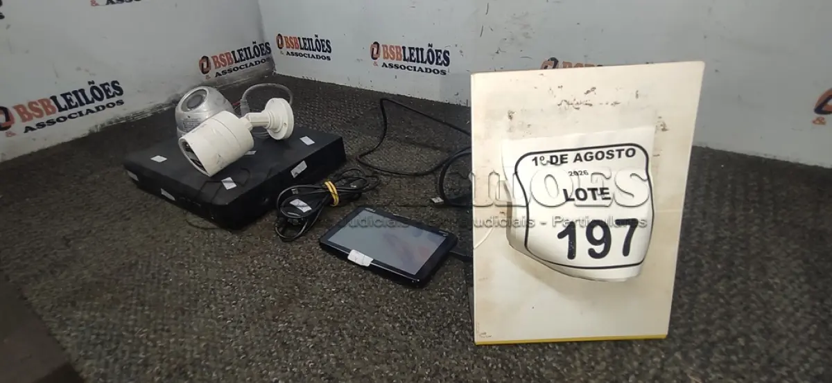 LOTE 197 - 01 APARELHO DVR E 02 CÂMERAS DE SEGURANÇA DE MARCA E MODELOS DIVERSOS. (NO ESTADO) ATENÇÃO! FAZER A VISITAÇÃO ANTES DE ARREMATAR, NÃO SABEMOS SE FUNCIONA, LEILÃO NÃO TEM GARANTIA E NEM DEVOLUÇÃO, SUJEITO A POSSÍVEIS AVARIAS VISÍVEIS/OCULTAS E/OU AUSÊNCIA DE COMPONENTES.