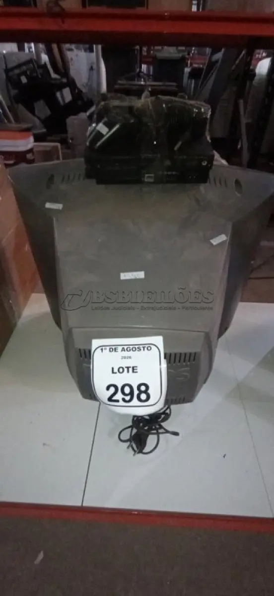 LOTE 298 - 01 TV DE TUBO MARCA PHILIPS E 02 PLAYSTATION 2 COM 02 CONTROLES. (NO ESTADO) ATENÇÃO! FAZER A VISITAÇÃO ANTES DE ARREMATAR, NÃO SABEMOS SE FUNCIONA, LEILÃO NÃO TEM GARANTIA E NEM DEVOLUÇÃO, SUJEITO A POSSÍVEIS AVARIAS VISÍVEIS/OCULTAS E/OU AUSÊNCIA DE COMPONENTES.