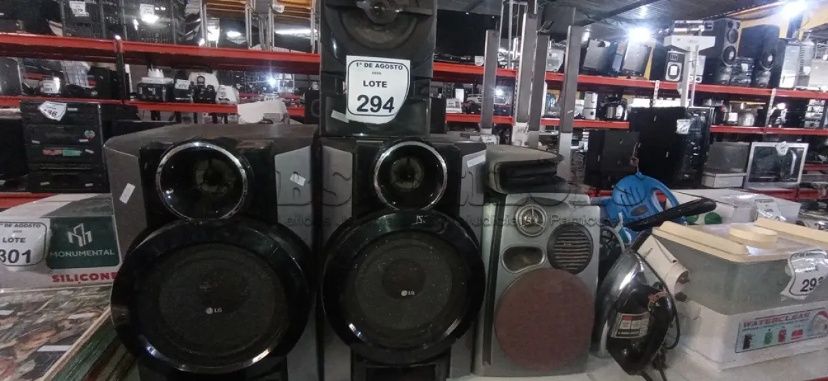 LOTE 294 - 01 PORTA CD E 04 CAIXAS DE SOM DE MARCAS E MODELOS DIVERSOS. (NO ESTADO) ATENÇÃO! FAZER A VISITAÇÃO ANTES DE ARREMATAR, NÃO SABEMOS SE FUNCIONA, LEILÃO NÃO TEM GARANTIA E NEM DEVOLUÇÃO, SUJEITO A POSSÍVEIS AVARIAS VISÍVEIS/OCULTAS E/OU AUSÊNCIA DE COMPONENTES.