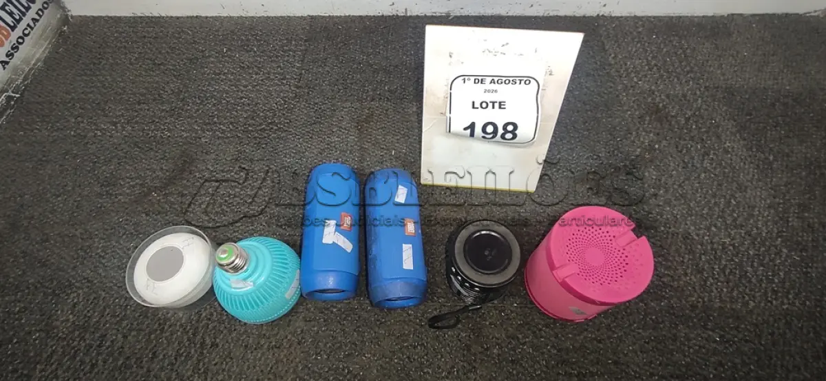 LOTE 198 - 06 CAIXAS DE SOM DE MARCAS E MODELOS DIVERSOS. (NO ESTADO) ATENÇÃO! FAZER A VISITAÇÃO ANTES DE ARREMATAR, NÃO SABEMOS SE FUNCIONA, LEILÃO NÃO TEM GARANTIA E NEM DEVOLUÇÃO, SUJEITO A POSSÍVEIS AVARIAS VISÍVEIS/OCULTAS E/OU AUSÊNCIA DE COMPONENTES.
