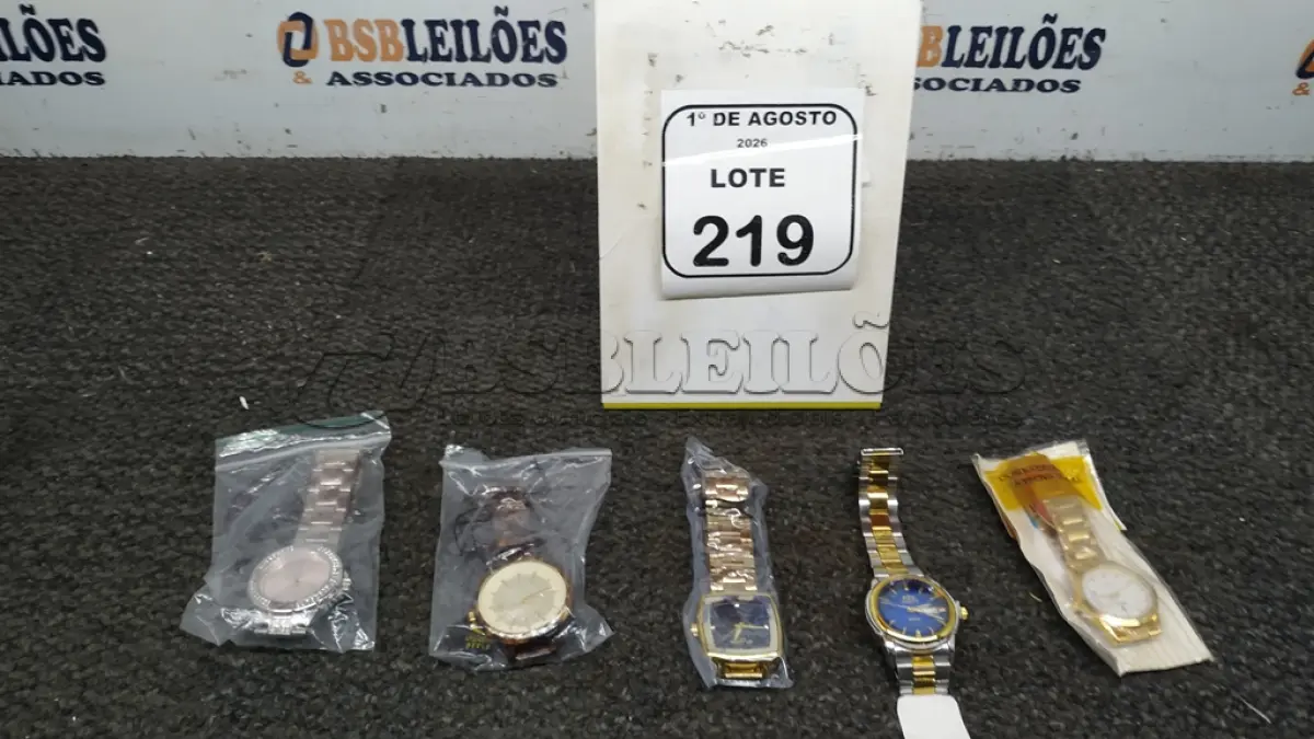LOTE 219 - 05 RELÓGIOS DE PULSO DE MODELOS DIVERSOS. (NO ESTADO) ATENÇÃO! FAZER A VISITAÇÃO ANTES DE ARREMATAR, NÃO SABEMOS SE FUNCIONA, LEILÃO NÃO TEM GARANTIA E NEM DEVOLUÇÃO, SUJEITO A POSSÍVEIS AVARIAS VISÍVEIS/OCULTAS E/OU AUSÊNCIA DE COMPONENTES.