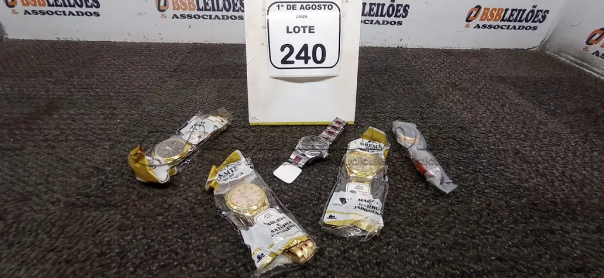 LOTE 240 - 05 RELÓGIOS DE PULSO DE MODELOS DIVERSOS. (NO ESTADO) ATENÇÃO! FAZER A VISITAÇÃO ANTES DE ARREMATAR, NÃO SABEMOS SE FUNCIONA, LEILÃO NÃO TEM GARANTIA E NEM DEVOLUÇÃO, SUJEITO A POSSÍVEIS AVARIAS VISÍVEIS/OCULTAS E/OU AUSÊNCIA DE COMPONENTES.