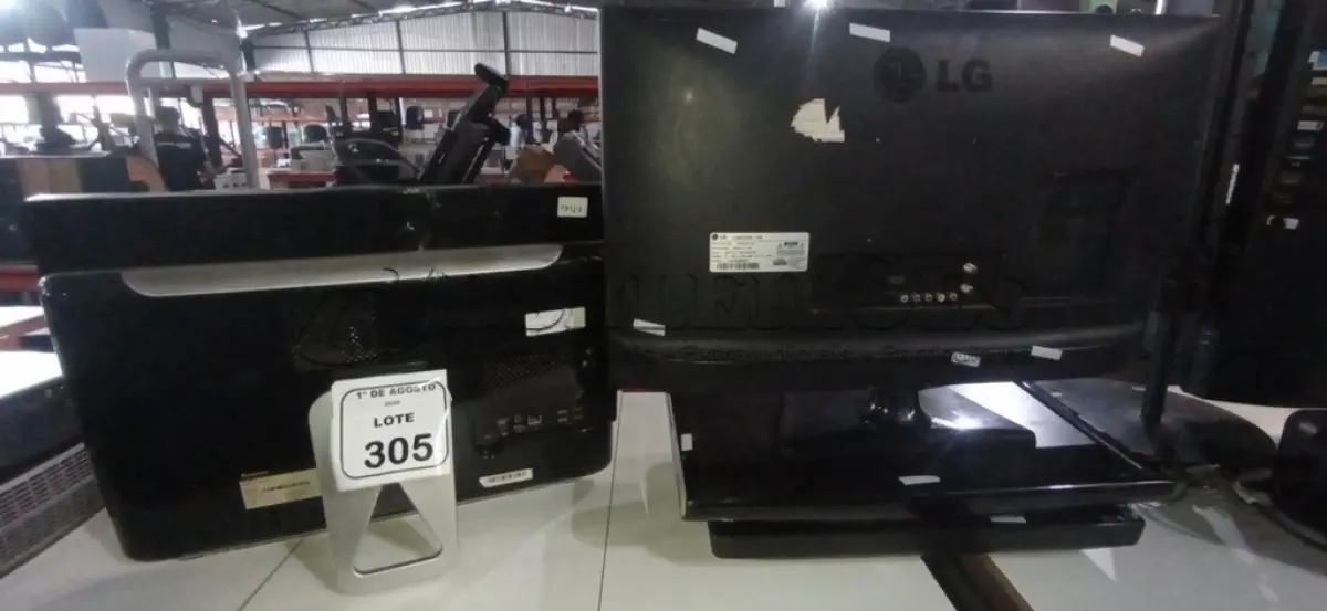 LOTE 305 - 02 ALL IN ONE MARCAS POSITIVO E AOC E 02 MONITORES. (NO ESTADO) ATENÇÃO! FAZER A VISITAÇÃO ANTES DE ARREMATAR, NÃO SABEMOS SE FUNCIONA, LEILÃO NÃO TEM GARANTIA E NEM DEVOLUÇÃO, SUJEITO A POSSÍVEIS AVARIAS VISÍVEIS/OCULTAS E/OU AUSÊNCIA DE COMPONENTES.