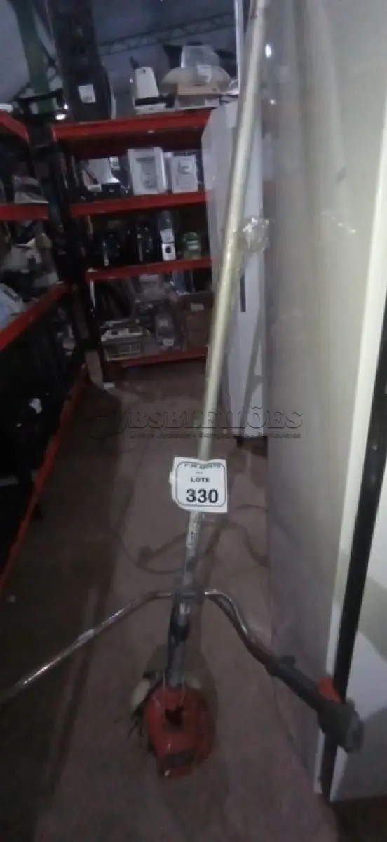 LOTE 330 - 01 ROÇADEIRA MODELO 143R-II MARCA HUSQVARNA INCOMPLETA. (NO ESTADO) ATENÇÃO! FAZER A VISITAÇÃO ANTES DE ARREMATAR, NÃO SABEMOS SE FUNCIONA, LEILÃO NÃO TEM GARANTIA E NEM DEVOLUÇÃO, SUJEITO A POSSÍVEIS AVARIAS VISÍVEIS/OCULTAS E/OU AUSÊNCIA DE COMPONENTES.