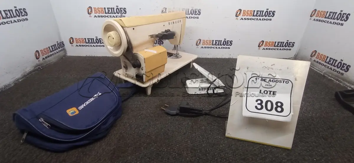 LOTE 308 - 01 MÁQUINA DE COSTURA MARCA SINGER. (NO ESTADO) ATENÇÃO! FAZER A VISITAÇÃO ANTES DE ARREMATAR, NÃO SABEMOS SE FUNCIONA, LEILÃO NÃO TEM GARANTIA E NEM DEVOLUÇÃO, SUJEITO A POSSÍVEIS AVARIAS VISÍVEIS/OCULTAS E/OU AUSÊNCIA DE COMPONENTES.