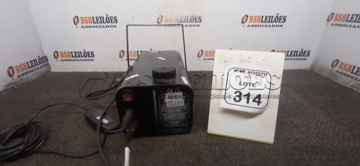 LOTE 314 - 01 MÁQUINA DE FUMAÇA MODELO Z-800 MARCA MLB. (NO ESTADO) ATENÇÃO! FAZER A VISITAÇÃO ANTES DE ARREMATAR, NÃO SABEMOS SE FUNCIONA, LEILÃO NÃO TEM GARANTIA E NEM DEVOLUÇÃO, SUJEITO A POSSÍVEIS AVARIAS VISÍVEIS/OCULTAS E/OU AUSÊNCIA DE COMPONENTES.
