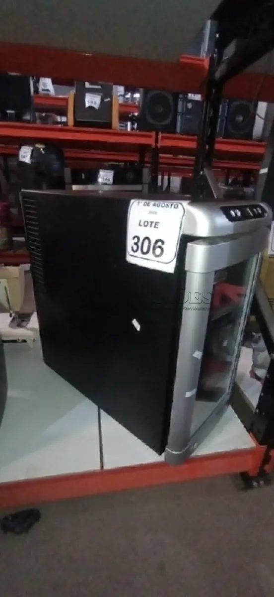 LOTE 306 - 01 ADEGA 220V MARCA DYNASTY. (NO ESTADO) ATENÇÃO! FAZER A VISITAÇÃO ANTES DE ARREMATAR, NÃO SABEMOS SE FUNCIONA, LEILÃO NÃO TEM GARANTIA E NEM DEVOLUÇÃO, SUJEITO A POSSÍVEIS AVARIAS VISÍVEIS/OCULTAS E/OU AUSÊNCIA DE COMPONENTES.