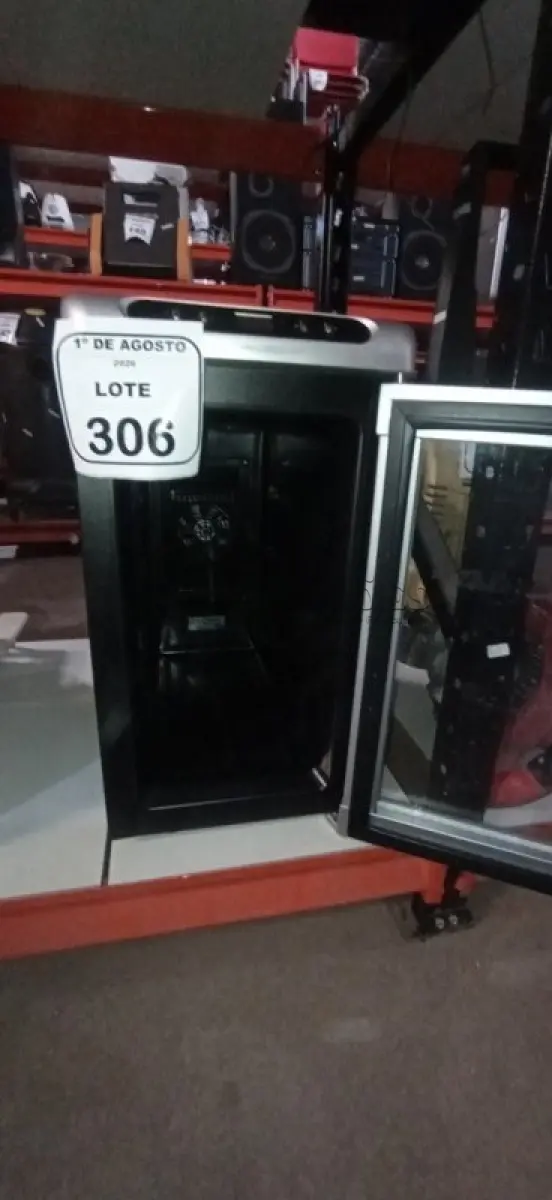 LOTE 306 - 01 ADEGA 220V MARCA DYNASTY. (NO ESTADO) ATENÇÃO! FAZER A VISITAÇÃO ANTES DE ARREMATAR, NÃO SABEMOS SE FUNCIONA, LEILÃO NÃO TEM GARANTIA E NEM DEVOLUÇÃO, SUJEITO A POSSÍVEIS AVARIAS VISÍVEIS/OCULTAS E/OU AUSÊNCIA DE COMPONENTES.