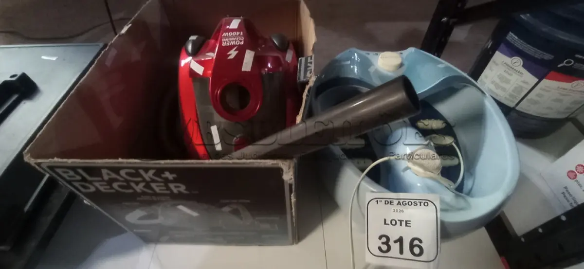 LOTE 316 - 01 MASSAGEADOR PARA PÉS E 01 ASPIRADOR MARCA BLACK DECKER. (NO ESTADO) ATENÇÃO! FAZER A VISITAÇÃO ANTES DE ARREMATAR, NÃO SABEMOS SE FUNCIONA, LEILÃO NÃO TEM GARANTIA E NEM DEVOLUÇÃO, SUJEITO A POSSÍVEIS AVARIAS VISÍVEIS/OCULTAS E/OU AUSÊNCIA DE COMPONENTES.