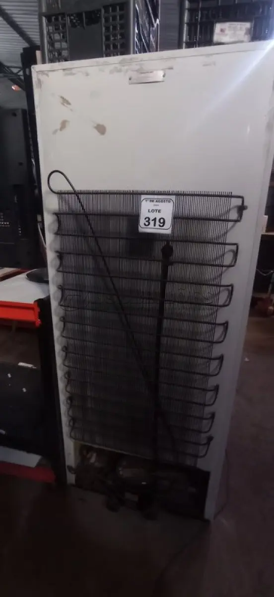 LOTE 319 - 01 GELADEIRA DUPLEX 220V MARCA BRASTEMP. (NO ESTADO) ATENÇÃO! FAZER A VISITAÇÃO ANTES DE ARREMATAR, NÃO SABEMOS SE FUNCIONA, LEILÃO NÃO TEM GARANTIA E NEM DEVOLUÇÃO, SUJEITO A POSSÍVEIS AVARIAS VISÍVEIS/OCULTAS E/OU AUSÊNCIA DE COMPONENTES.