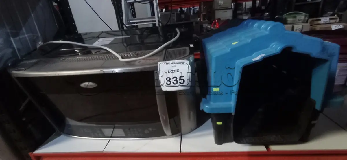 LOTE 335 - 01 MICRO-ONDAS MARCA WHIRPOOL E 01 CASINHA DE CACHORRO. (NO ESTADO) ATENÇÃO! FAZER A VISITAÇÃO ANTES DE ARREMATAR, NÃO SABEMOS SE FUNCIONA, LEILÃO NÃO TEM GARANTIA E NEM DEVOLUÇÃO, SUJEITO A POSSÍVEIS AVARIAS VISÍVEIS/OCULTAS E/OU AUSÊNCIA DE COMPONENTES.