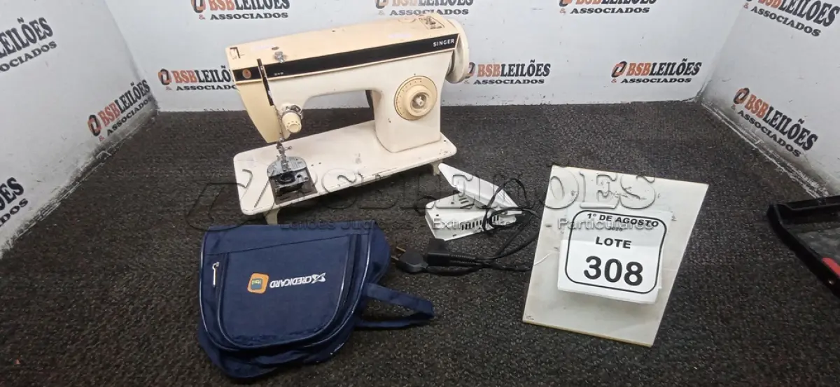 LOTE 308 - 01 MÁQUINA DE COSTURA MARCA SINGER. (NO ESTADO) ATENÇÃO! FAZER A VISITAÇÃO ANTES DE ARREMATAR, NÃO SABEMOS SE FUNCIONA, LEILÃO NÃO TEM GARANTIA E NEM DEVOLUÇÃO, SUJEITO A POSSÍVEIS AVARIAS VISÍVEIS/OCULTAS E/OU AUSÊNCIA DE COMPONENTES.