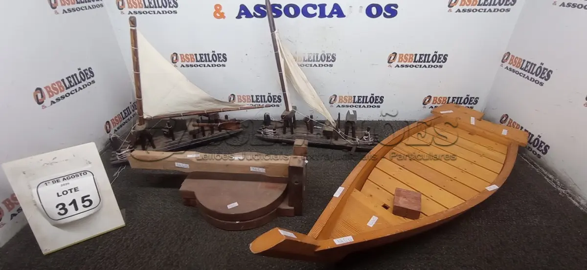 LOTE 315 - 03 BARCOS DECORATIVOS EM MADEIRA. (NO ESTADO) ATENÇÃO! FAZER A VISITAÇÃO ANTES DE ARREMATAR, NÃO SABEMOS SE FUNCIONA, LEILÃO NÃO TEM GARANTIA E NEM DEVOLUÇÃO, SUJEITO A POSSÍVEIS AVARIAS VISÍVEIS/OCULTAS E/OU AUSÊNCIA DE COMPONENTES.