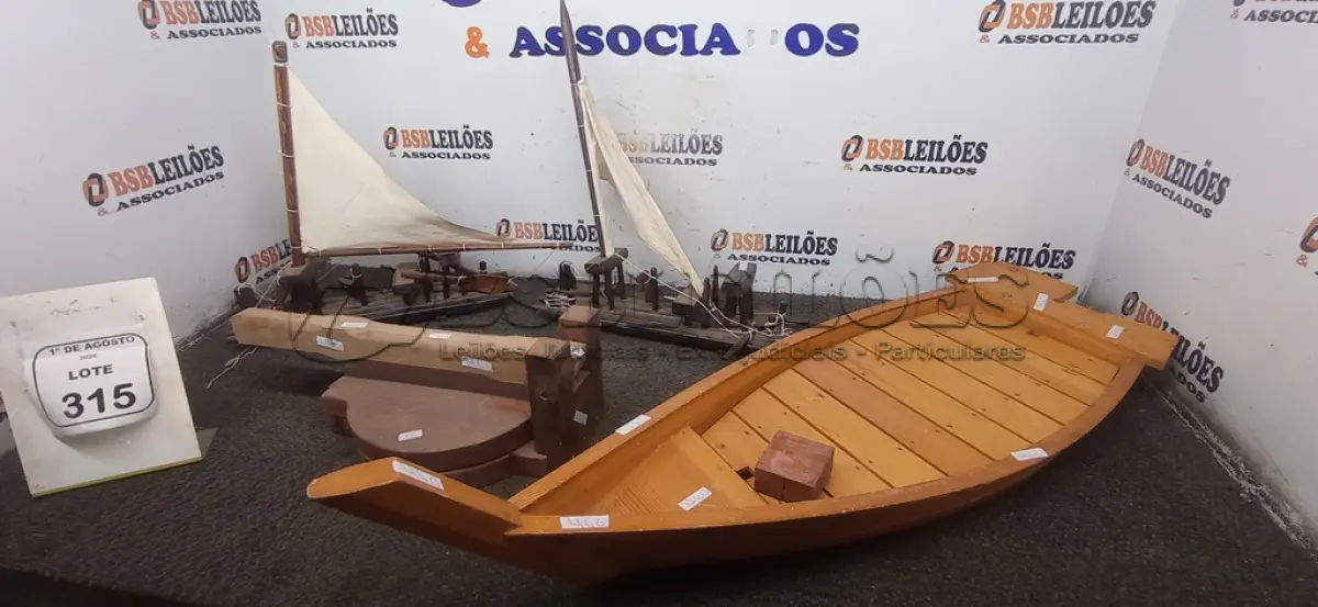 LOTE 315 - 03 BARCOS DECORATIVOS EM MADEIRA. (NO ESTADO) ATENÇÃO! FAZER A VISITAÇÃO ANTES DE ARREMATAR, NÃO SABEMOS SE FUNCIONA, LEILÃO NÃO TEM GARANTIA E NEM DEVOLUÇÃO, SUJEITO A POSSÍVEIS AVARIAS VISÍVEIS/OCULTAS E/OU AUSÊNCIA DE COMPONENTES.