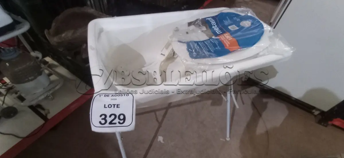 LOTE 329 - 01 BANHEIRA INFANTIL, 01 BALANÇO INFANTIL E 01 TAMPA DE VASO. (NO ESTADO) ATENÇÃO! FAZER A VISITAÇÃO ANTES DE ARREMATAR, NÃO SABEMOS SE FUNCIONA, LEILÃO NÃO TEM GARANTIA E NEM DEVOLUÇÃO, SUJEITO A POSSÍVEIS AVARIAS VISÍVEIS/OCULTAS E/OU AUSÊNCIA DE COMPONENTES.