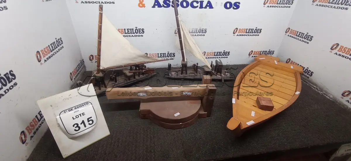 LOTE 315 - 03 BARCOS DECORATIVOS EM MADEIRA. (NO ESTADO) ATENÇÃO! FAZER A VISITAÇÃO ANTES DE ARREMATAR, NÃO SABEMOS SE FUNCIONA, LEILÃO NÃO TEM GARANTIA E NEM DEVOLUÇÃO, SUJEITO A POSSÍVEIS AVARIAS VISÍVEIS/OCULTAS E/OU AUSÊNCIA DE COMPONENTES.