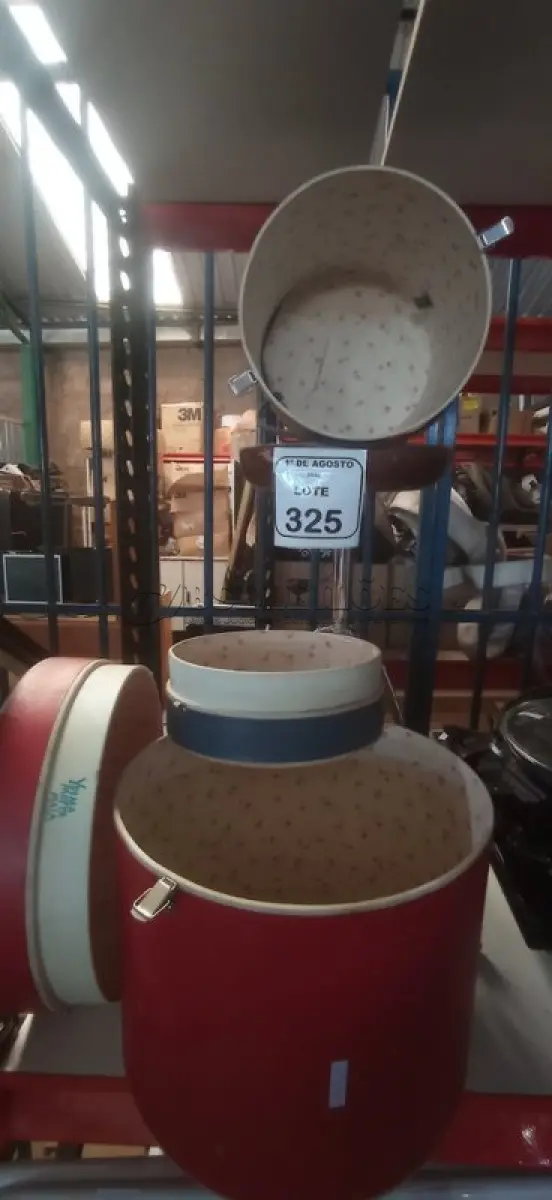 LOTE 325 - 01 BANCO DE BATERIA E 02 CAIXAS REDONDAS DECORATIVAS. (NO ESTADO) ATENÇÃO! FAZER A VISITAÇÃO ANTES DE ARREMATAR, NÃO SABEMOS SE FUNCIONA, LEILÃO NÃO TEM GARANTIA E NEM DEVOLUÇÃO, SUJEITO A POSSÍVEIS AVARIAS VISÍVEIS/OCULTAS E/OU AUSÊNCIA DE COMPONENTES.