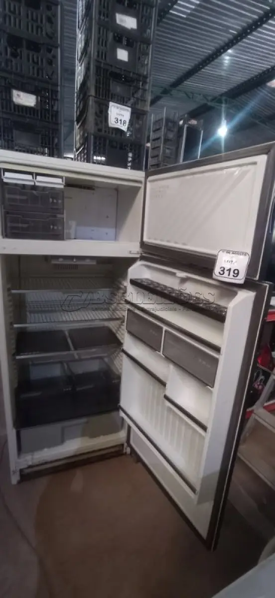 LOTE 319 - 01 GELADEIRA DUPLEX 220V MARCA BRASTEMP. (NO ESTADO) ATENÇÃO! FAZER A VISITAÇÃO ANTES DE ARREMATAR, NÃO SABEMOS SE FUNCIONA, LEILÃO NÃO TEM GARANTIA E NEM DEVOLUÇÃO, SUJEITO A POSSÍVEIS AVARIAS VISÍVEIS/OCULTAS E/OU AUSÊNCIA DE COMPONENTES.