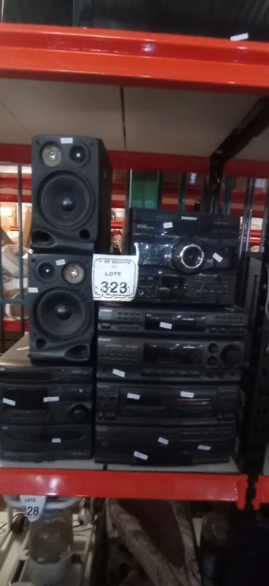 LOTE 323 - 03 APARELHOS DE SOM E 02 CAIXAS DE SOM DE MARCAS E MODELOS DIVERSOS. (NO ESTADO) ATENÇÃO! FAZER A VISITAÇÃO ANTES DE ARREMATAR, NÃO SABEMOS SE FUNCIONA, LEILÃO NÃO TEM GARANTIA E NEM DEVOLUÇÃO, SUJEITO A POSSÍVEIS AVARIAS VISÍVEIS/OCULTAS E/OU AUSÊNCIA DE COMPONENTES.