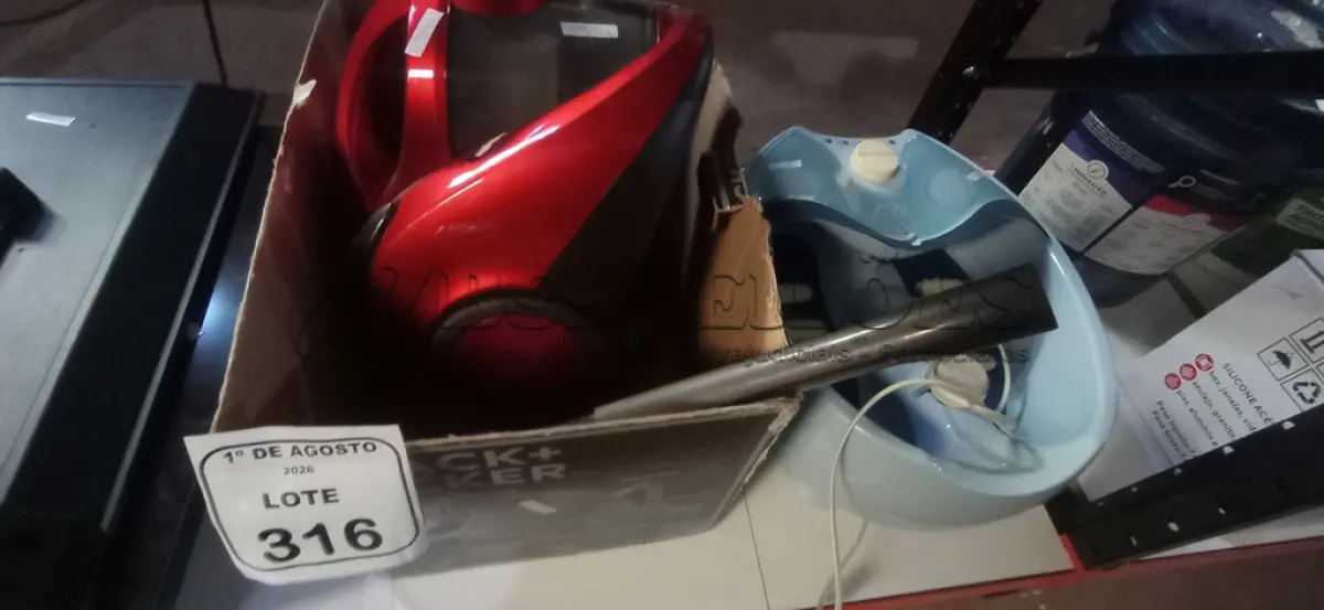 LOTE 316 - 01 MASSAGEADOR PARA PÉS E 01 ASPIRADOR MARCA BLACK DECKER. (NO ESTADO) ATENÇÃO! FAZER A VISITAÇÃO ANTES DE ARREMATAR, NÃO SABEMOS SE FUNCIONA, LEILÃO NÃO TEM GARANTIA E NEM DEVOLUÇÃO, SUJEITO A POSSÍVEIS AVARIAS VISÍVEIS/OCULTAS E/OU AUSÊNCIA DE COMPONENTES.