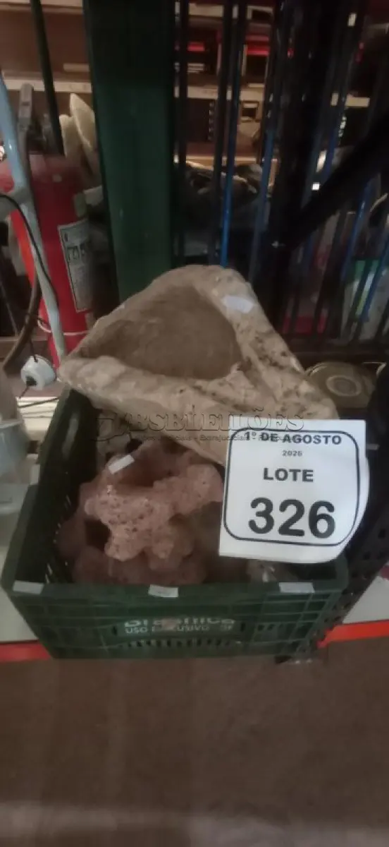 LOTE 326 - 01 CAIXA COM VÁRIAS PEDRAS DE AQUÁRIO DE TAMANHOS DIVERSOS. (NO ESTADO) ATENÇÃO! FAZER A VISITAÇÃO ANTES DE ARREMATAR, NÃO SABEMOS SE FUNCIONA, LEILÃO NÃO TEM GARANTIA E NEM DEVOLUÇÃO, SUJEITO A POSSÍVEIS AVARIAS VISÍVEIS/OCULTAS E/OU AUSÊNCIA DE COMPONENTES.