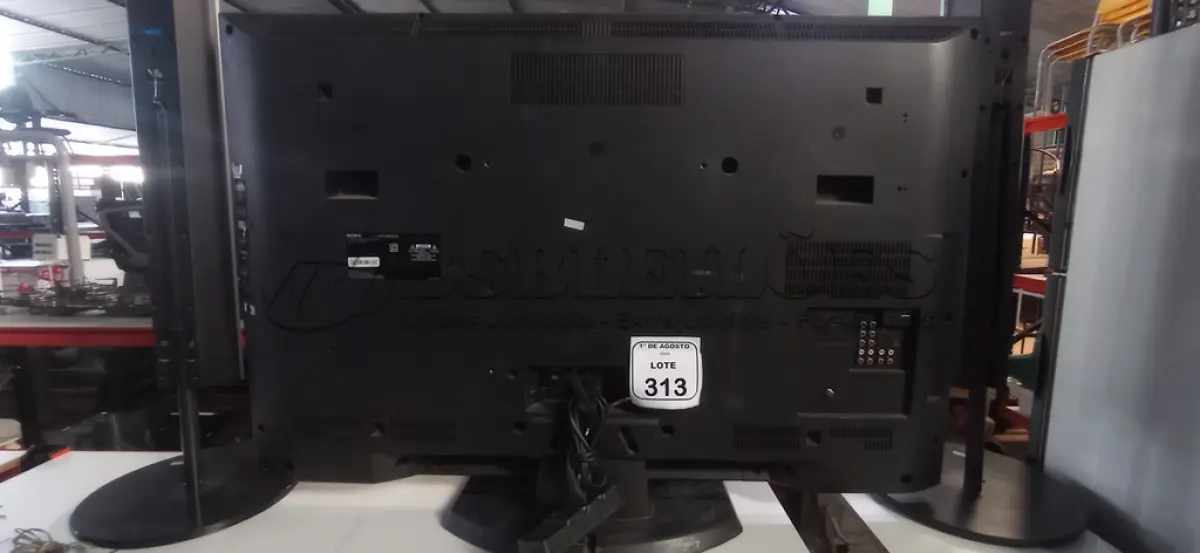 LOTE 313 - 01 TV 46’’ E 02 CAIXAS DE SOM TIPO TORRE MARCA SONY. (NO ESTADO) ATENÇÃO! FAZER A VISITAÇÃO ANTES DE ARREMATAR, NÃO SABEMOS SE FUNCIONA, LEILÃO NÃO TEM GARANTIA E NEM DEVOLUÇÃO, SUJEITO A POSSÍVEIS AVARIAS VISÍVEIS/OCULTAS E/OU AUSÊNCIA DE COMPONENTES.