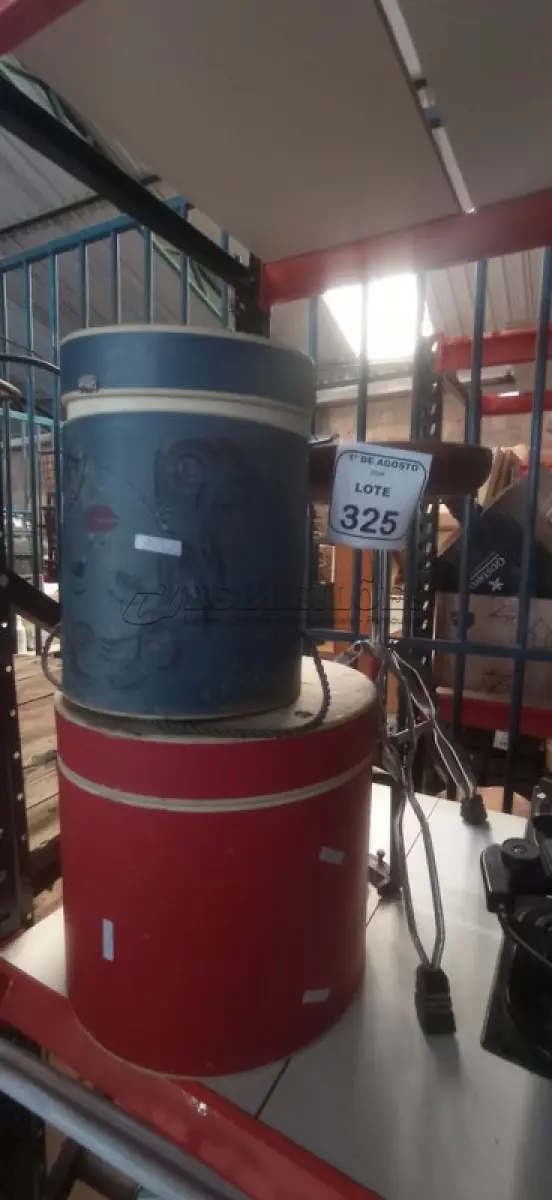 LOTE 325 - 01 BANCO DE BATERIA E 02 CAIXAS REDONDAS DECORATIVAS. (NO ESTADO) ATENÇÃO! FAZER A VISITAÇÃO ANTES DE ARREMATAR, NÃO SABEMOS SE FUNCIONA, LEILÃO NÃO TEM GARANTIA E NEM DEVOLUÇÃO, SUJEITO A POSSÍVEIS AVARIAS VISÍVEIS/OCULTAS E/OU AUSÊNCIA DE COMPONENTES.