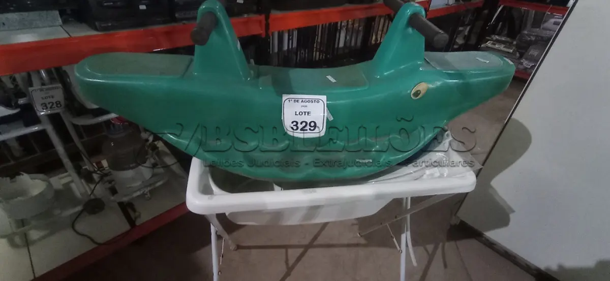 LOTE 329 - 01 BANHEIRA INFANTIL, 01 BALANÇO INFANTIL E 01 TAMPA DE VASO. (NO ESTADO) ATENÇÃO! FAZER A VISITAÇÃO ANTES DE ARREMATAR, NÃO SABEMOS SE FUNCIONA, LEILÃO NÃO TEM GARANTIA E NEM DEVOLUÇÃO, SUJEITO A POSSÍVEIS AVARIAS VISÍVEIS/OCULTAS E/OU AUSÊNCIA DE COMPONENTES.