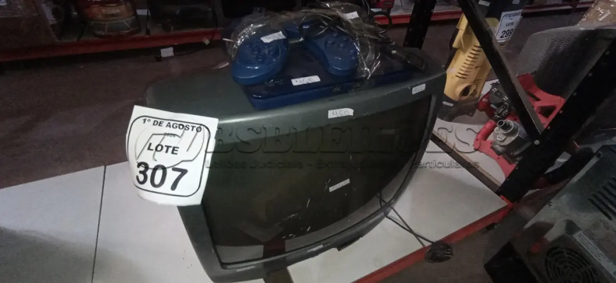 LOTE 307 - 01 TV DE TUBO MARCA SANYO E 01 VÍDEO GAME MARCA MASTER SYSTEM COM 02 CONTROLES. (NO ESTADO) ATENÇÃO! FAZER A VISITAÇÃO ANTES DE ARREMATAR, NÃO SABEMOS SE FUNCIONA, LEILÃO NÃO TEM GARANTIA E NEM DEVOLUÇÃO, SUJEITO A POSSÍVEIS AVARIAS VISÍVEIS/OCULTAS E/OU AUSÊNCIA DE COMPONENTES.
