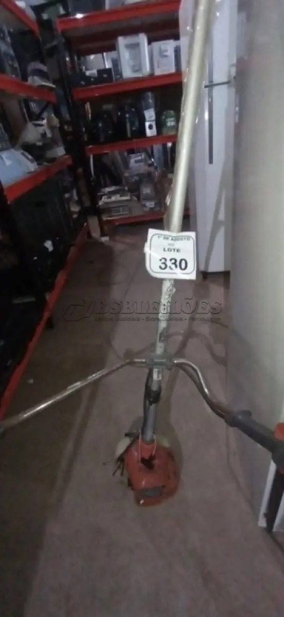 LOTE 330 - 01 ROÇADEIRA MODELO 143R-II MARCA HUSQVARNA INCOMPLETA. (NO ESTADO) ATENÇÃO! FAZER A VISITAÇÃO ANTES DE ARREMATAR, NÃO SABEMOS SE FUNCIONA, LEILÃO NÃO TEM GARANTIA E NEM DEVOLUÇÃO, SUJEITO A POSSÍVEIS AVARIAS VISÍVEIS/OCULTAS E/OU AUSÊNCIA DE COMPONENTES.