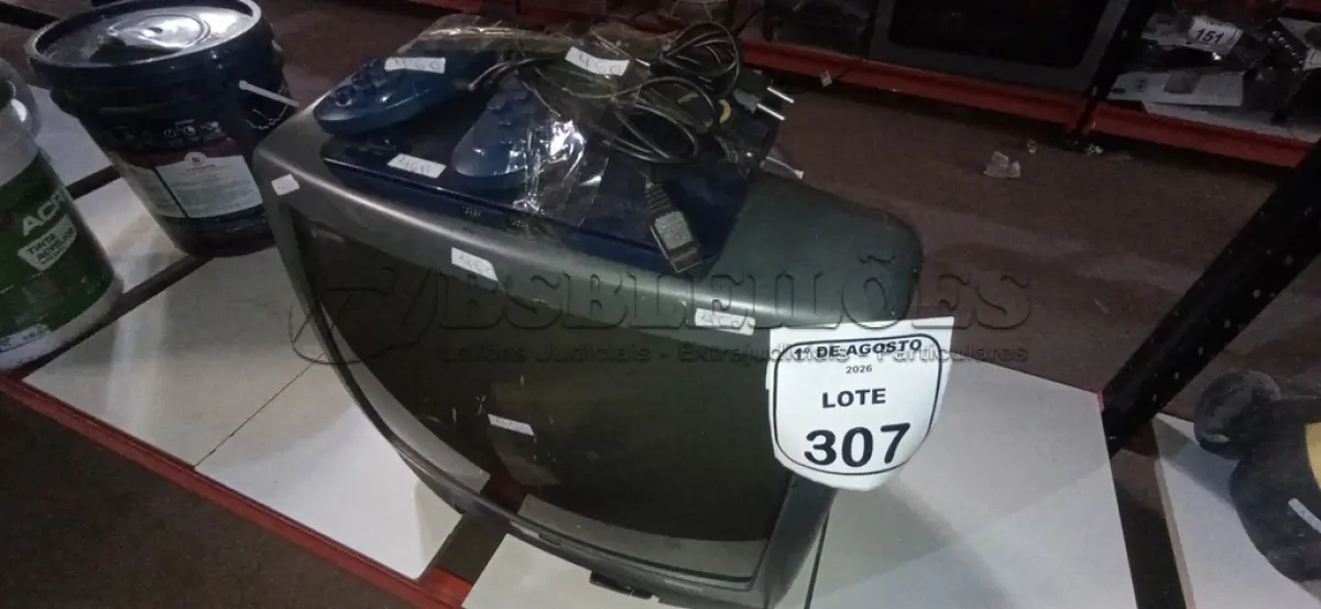 LOTE 307 - 01 TV DE TUBO MARCA SANYO E 01 VÍDEO GAME MARCA MASTER SYSTEM COM 02 CONTROLES. (NO ESTADO) ATENÇÃO! FAZER A VISITAÇÃO ANTES DE ARREMATAR, NÃO SABEMOS SE FUNCIONA, LEILÃO NÃO TEM GARANTIA E NEM DEVOLUÇÃO, SUJEITO A POSSÍVEIS AVARIAS VISÍVEIS/OCULTAS E/OU AUSÊNCIA DE COMPONENTES.