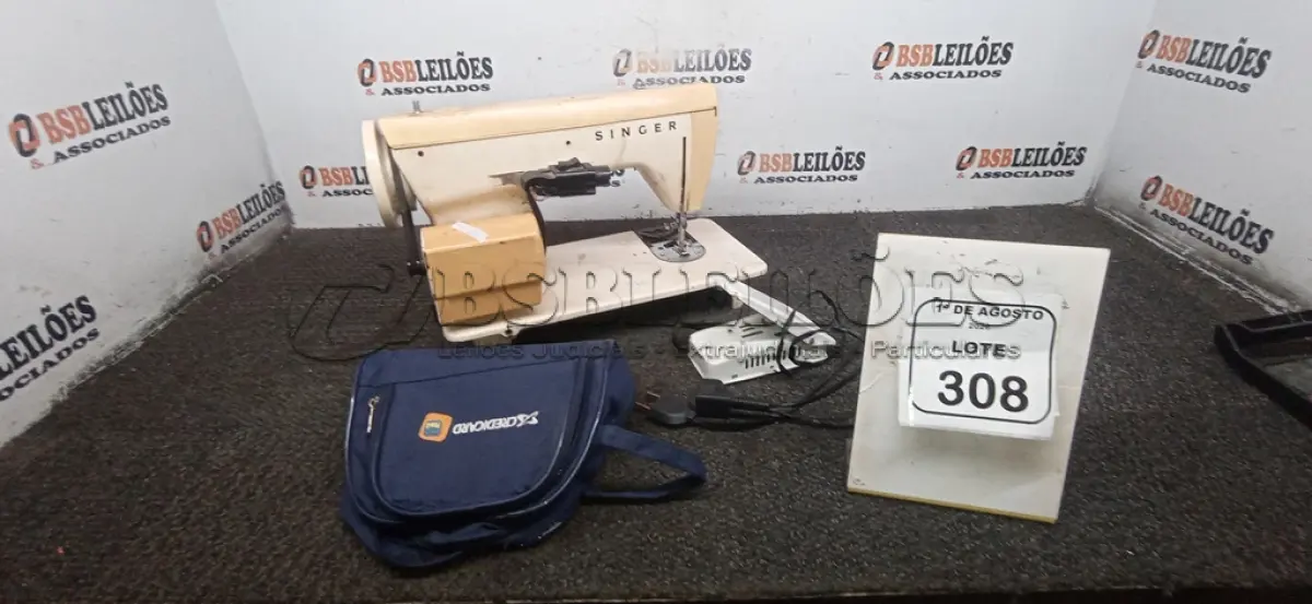 LOTE 308 - 01 MÁQUINA DE COSTURA MARCA SINGER. (NO ESTADO) ATENÇÃO! FAZER A VISITAÇÃO ANTES DE ARREMATAR, NÃO SABEMOS SE FUNCIONA, LEILÃO NÃO TEM GARANTIA E NEM DEVOLUÇÃO, SUJEITO A POSSÍVEIS AVARIAS VISÍVEIS/OCULTAS E/OU AUSÊNCIA DE COMPONENTES.