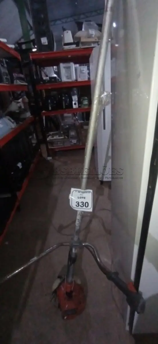 LOTE 330 - 01 ROÇADEIRA MODELO 143R-II MARCA HUSQVARNA INCOMPLETA. (NO ESTADO) ATENÇÃO! FAZER A VISITAÇÃO ANTES DE ARREMATAR, NÃO SABEMOS SE FUNCIONA, LEILÃO NÃO TEM GARANTIA E NEM DEVOLUÇÃO, SUJEITO A POSSÍVEIS AVARIAS VISÍVEIS/OCULTAS E/OU AUSÊNCIA DE COMPONENTES.
