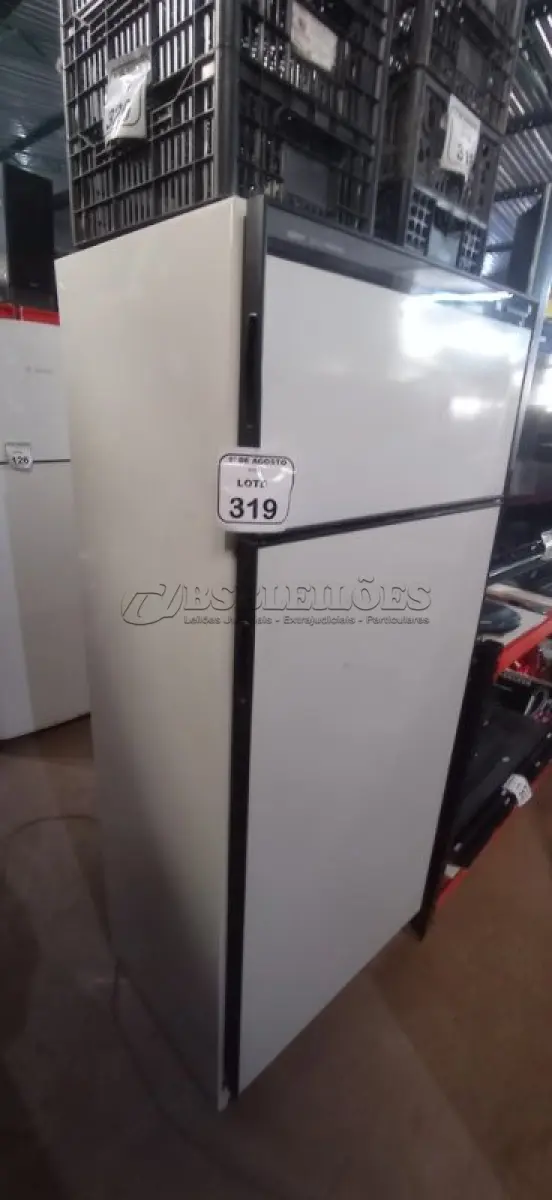 LOTE 319 - 01 GELADEIRA DUPLEX 220V MARCA BRASTEMP. (NO ESTADO) ATENÇÃO! FAZER A VISITAÇÃO ANTES DE ARREMATAR, NÃO SABEMOS SE FUNCIONA, LEILÃO NÃO TEM GARANTIA E NEM DEVOLUÇÃO, SUJEITO A POSSÍVEIS AVARIAS VISÍVEIS/OCULTAS E/OU AUSÊNCIA DE COMPONENTES.