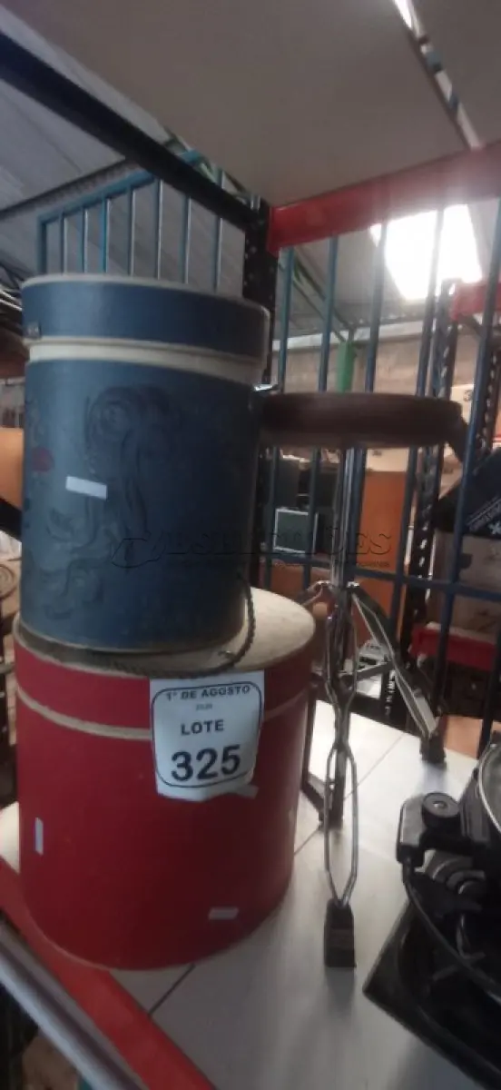 LOTE 325 - 01 BANCO DE BATERIA E 02 CAIXAS REDONDAS DECORATIVAS. (NO ESTADO) ATENÇÃO! FAZER A VISITAÇÃO ANTES DE ARREMATAR, NÃO SABEMOS SE FUNCIONA, LEILÃO NÃO TEM GARANTIA E NEM DEVOLUÇÃO, SUJEITO A POSSÍVEIS AVARIAS VISÍVEIS/OCULTAS E/OU AUSÊNCIA DE COMPONENTES.