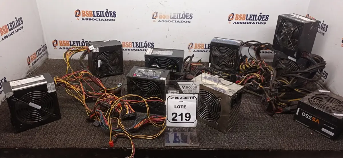 LOTE 219 - 09 FONTES DE PC DE MARCAS E MODELOS DIVERSOS. (NO ESTADO) ATENÇÃO! FAZER A VISITAÇÃO ANTES DE ARREMATAR, NÃO SABEMOS SE FUNCIONA, LEILÃO NÃO TEM GARANTIA E NEM DEVOLUÇÃO, SUJEITO A POSSÍVEIS AVARIAS VISÍVEIS/OCULTAS E/OU AUSÊNCIA DE COMPONENTES.