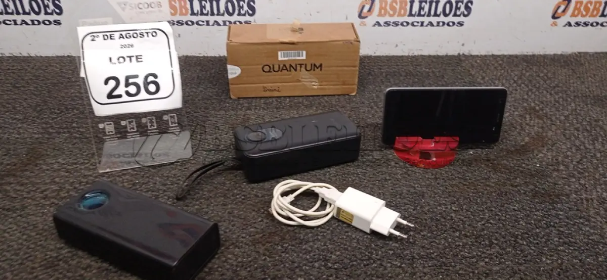 LOTE 256 - 02 POWER BANKS E 01 CELULAR. (NO ESTADO) ATENÇÃO! FAZER A VISITAÇÃO ANTES DE ARREMATAR, NÃO SABEMOS SE FUNCIONA, LEILÃO NÃO TEM GARANTIA E NEM DEVOLUÇÃO, SUJEITO A POSSÍVEIS AVARIAS VISÍVEIS/OCULTAS E/OU AUSÊNCIA DE COMPONENTES.