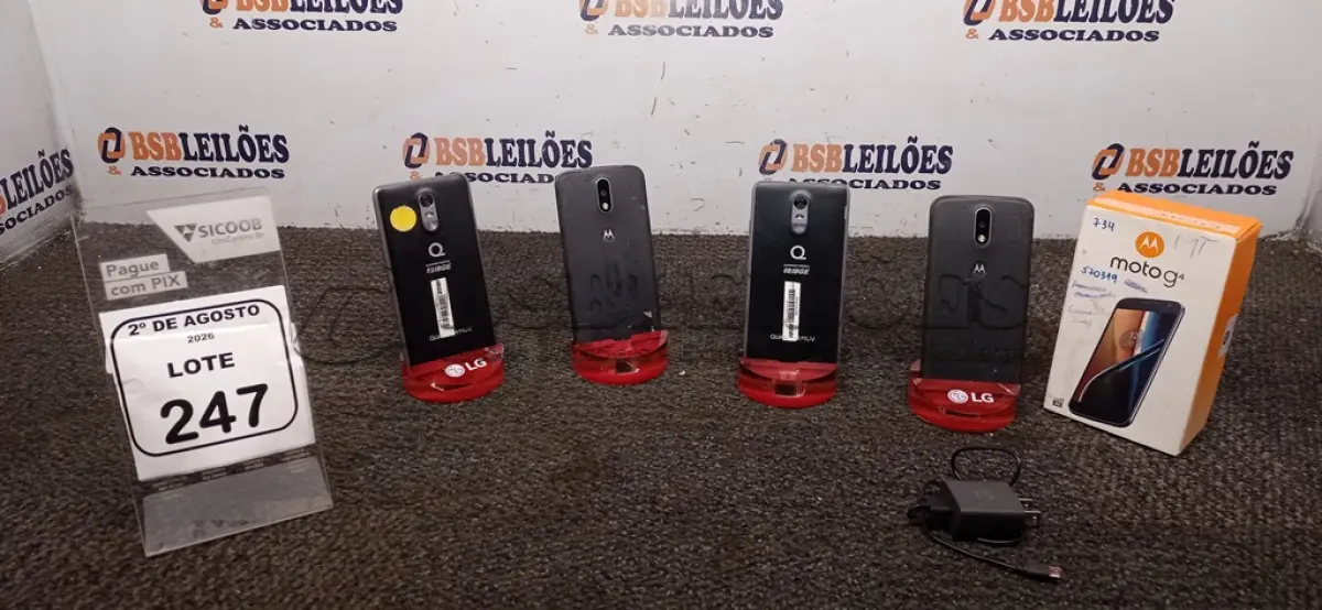 LOTE 247 - 04 CELULARES DE MARCAS E MODELOS DIVERSOS. (NO ESTADO) ATENÇÃO! FAZER A VISITAÇÃO ANTES DE ARREMATAR, NÃO SABEMOS SE FUNCIONA, LEILÃO NÃO TEM GARANTIA E NEM DEVOLUÇÃO, SUJEITO A POSSÍVEIS AVARIAS VISÍVEIS/OCULTAS E/OU AUSÊNCIA DE COMPONENTES.