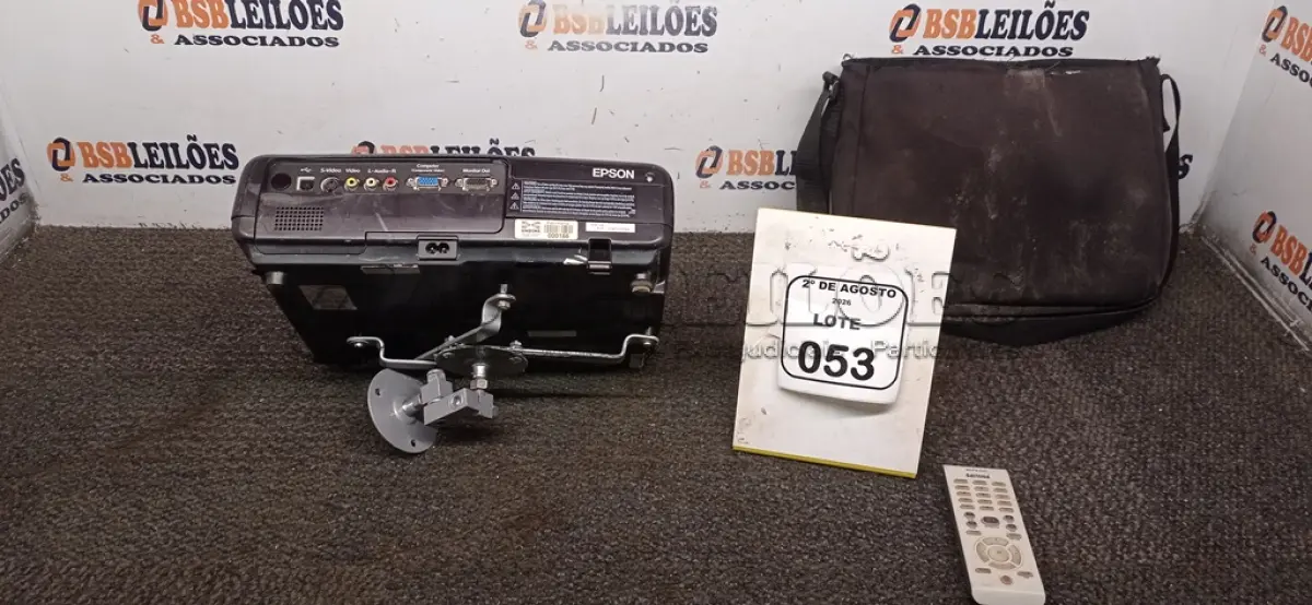 LOTE 053 - 01 PROJETOR MARCA EPSON. (NO ESTADO) ATENÇÃO! FAZER A VISITAÇÃO ANTES DE ARREMATAR, NÃO SABEMOS SE FUNCIONA, LEILÃO NÃO TEM GARANTIA E NEM DEVOLUÇÃO, SUJEITO A POSSÍVEIS AVARIAS VISÍVEIS/OCULTAS E/OU AUSÊNCIA DE COMPONENTES.