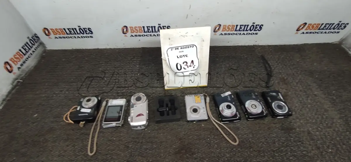 LOTE 034 - 07 CÂMERAS FOTOGRÁFICAS DE MARCAS E MODELOS DIVERSOS. (NO ESTADO) ATENÇÃO! FAZER A VISITAÇÃO ANTES DE ARREMATAR, NÃO SABEMOS SE FUNCIONA, LEILÃO NÃO TEM GARANTIA E NEM DEVOLUÇÃO, SUJEITO A POSSÍVEIS AVARIAS VISÍVEIS/OCULTAS E/OU AUSÊNCIA DE COMPONENTES.